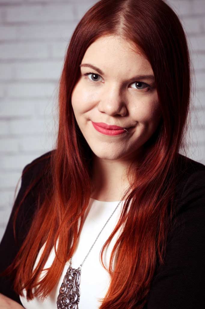 Foto von Lily Wildfire, für die Autorenseite, die Autorin vor weißer Wand